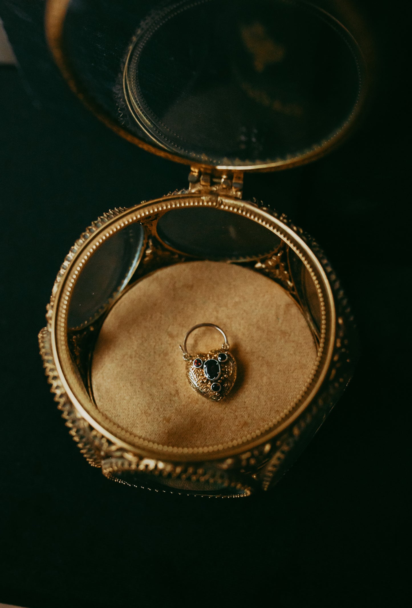 My Darling Juliet | Late Georgian Garnet Padlock Heart Locket (1780–1837)